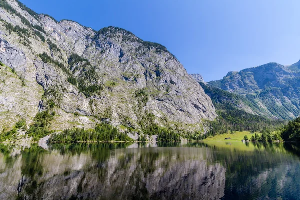 Krásná krajina alpské jezero — Stock fotografie