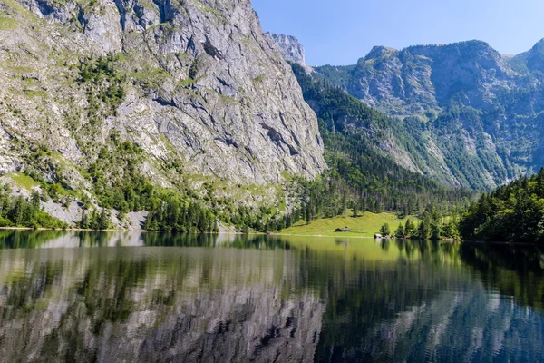 Красивый пейзаж альпийского озера — стоковое фото
