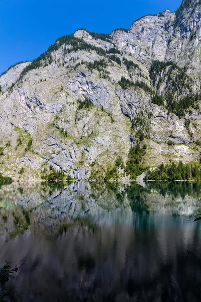 Красивый пейзаж альпийского озера — стоковое фото