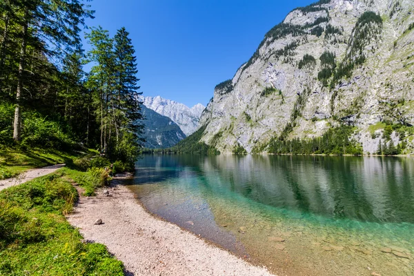 Schöne Landschaft des alpinen Sees — Stockfoto