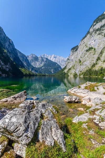 Bellissimo paesaggio del lago alpino — Foto Stock