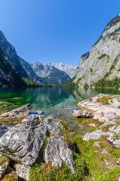 Krásná krajina alpské jezero — Stock fotografie