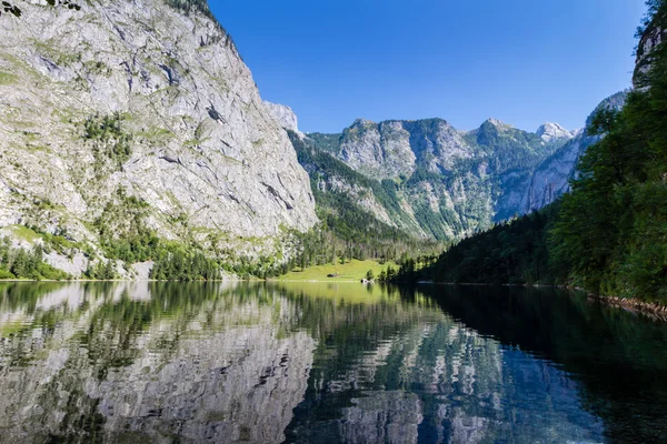 Krásná krajina alpské jezero — Stock fotografie