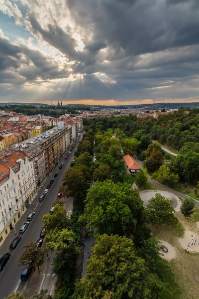 Vista de Praga tomada desde el puente Nuselsky al atardecer — Foto de Stock