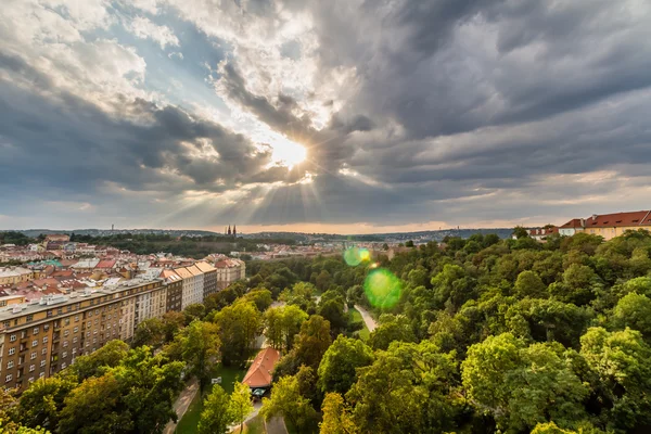 Vista de Praga tomada desde el puente Nuselsky al atardecer — Foto de Stock