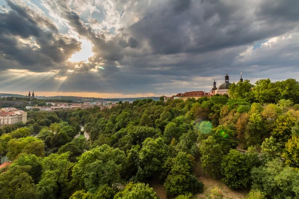 Blick auf Prag von der Nuselsky-Brücke bei Sonnenuntergang — Stockfoto