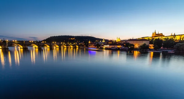 Foto nocturna del Puente de Carlos, Castillo y edificios históricos — Foto de Stock