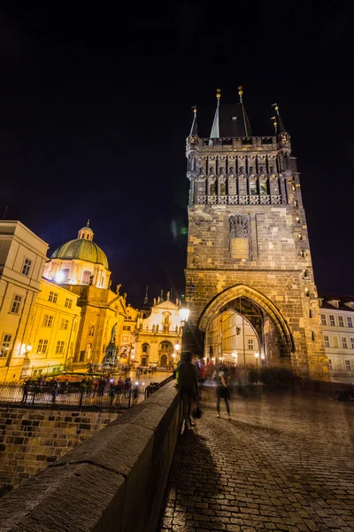 Praga al atardecer, vista de la Torre del Puente Menor — Foto de Stock