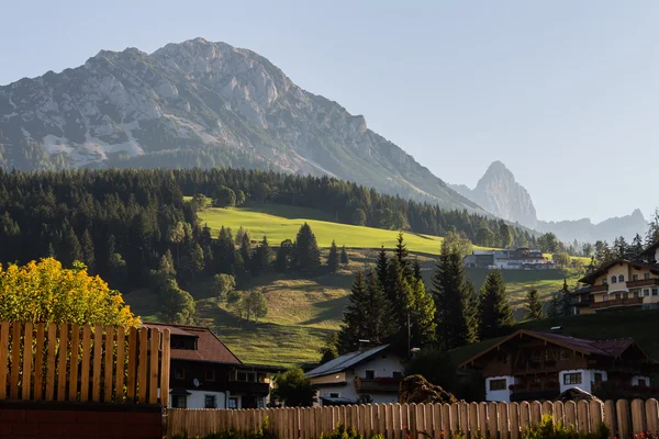 Pueblo con hermosas casas, Austria, Filzmoos — Foto de Stock