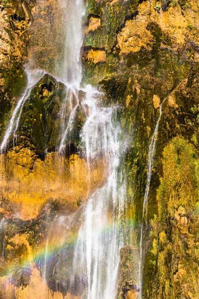 Cachoeira com arco-íris no parque nacional Plitvice — Fotografia de Stock