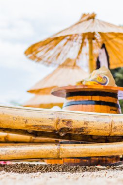 plaj sandalyeleri ve kum plaj şemsiyesi.