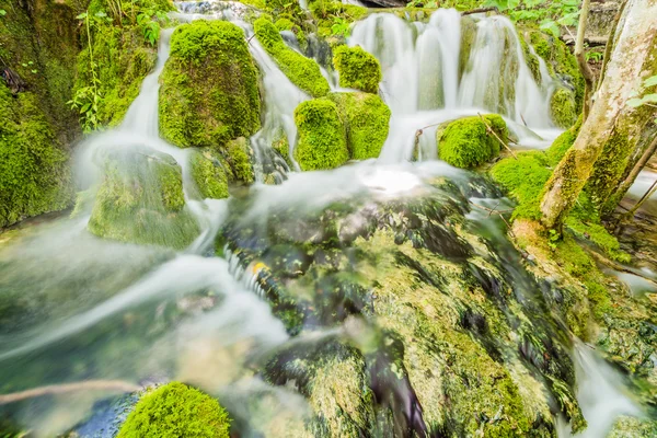 Wodospady w park narodowy Plitwickie, Chorwacja — Zdjęcie stockowe