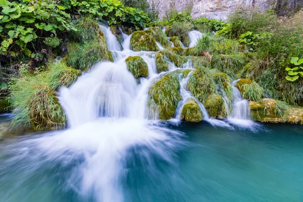 Vodopády v národním parku Plitvická jezera, Chorvatsko — Stock fotografie