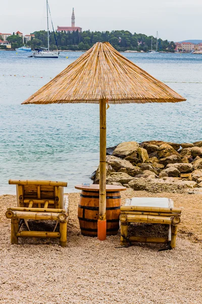 비치의 자 및 우산 모래 해변에. — 스톡 사진