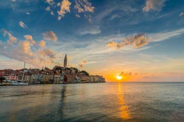 Rovinj Adriyatik Denizi'nde, güzel gün batımı