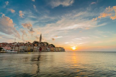 Rovinj Adriyatik Denizi'nde, güzel gün batımı