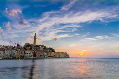 Rovinj Adriyatik Denizi'nde, güzel gün batımı