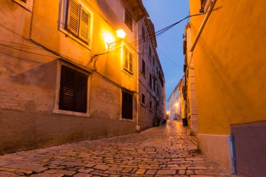 Bir sokak gece görünümü