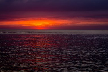 Adriyatik Denizi üzerinde sihirli günbatımı