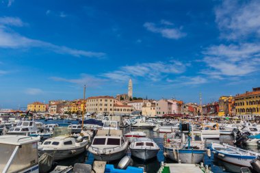Rovinj, Hırvatistan - liman içinde küçük tekne