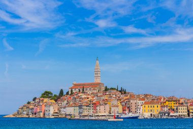 Panoramik kent Rovinj üzerinde