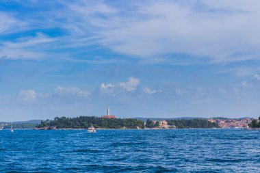 Mavi deniz ve gökyüzü Rovinj