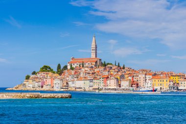 Panoramik kent Rovinj üzerinde.