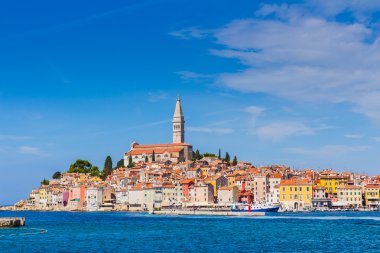 Panoramik kent Rovinj üzerinde.
