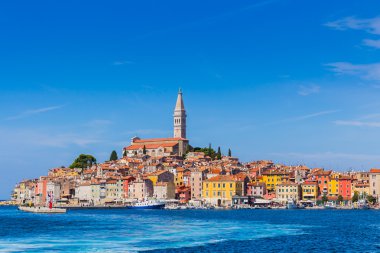 Panoramik kent Rovinj üzerinde.