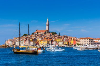 Panoramik kent Rovinj üzerinde.
