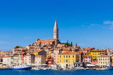 Panoramik kent Rovinj üzerinde.