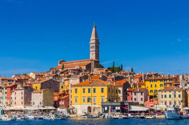 Panoramik kent Rovinj üzerinde.