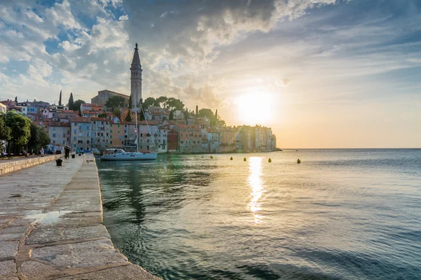 Hermosa puesta de sol en Rovinj en el mar Adriático —  Fotos de Stock