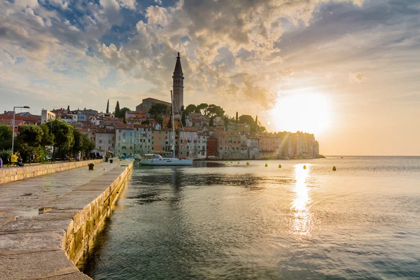 Beau coucher de soleil à Rovinj dans la mer Adriatique — Photo