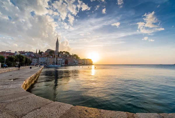 Frumos apus de soare la Rovinj în Marea Adriatică — Fotografie, imagine de stoc