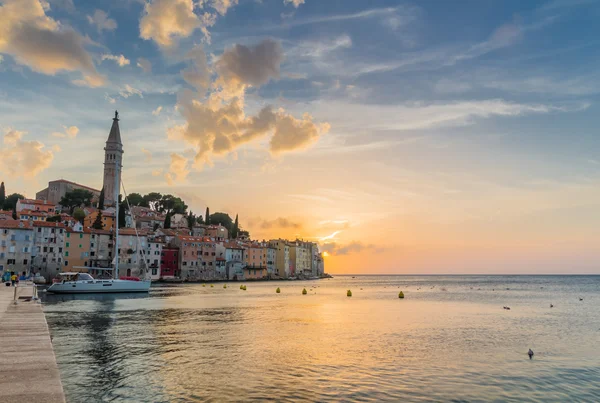 Belo pôr do sol em Rovinj no mar Adriático — Fotografia de Stock