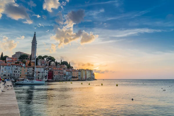 Mooie zonsondergang in Rovinj in de Adriatische Zee — Stockfoto