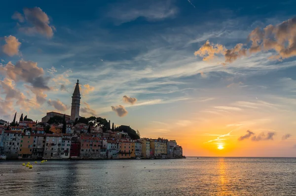 Beau coucher de soleil à Rovinj dans la mer Adriatique — Photo