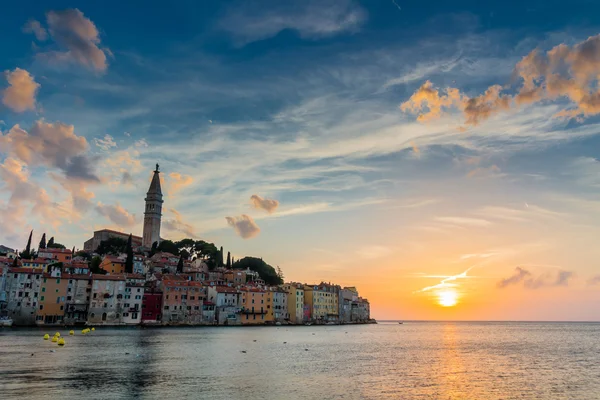 Beau coucher de soleil à Rovinj dans la mer Adriatique — Photo