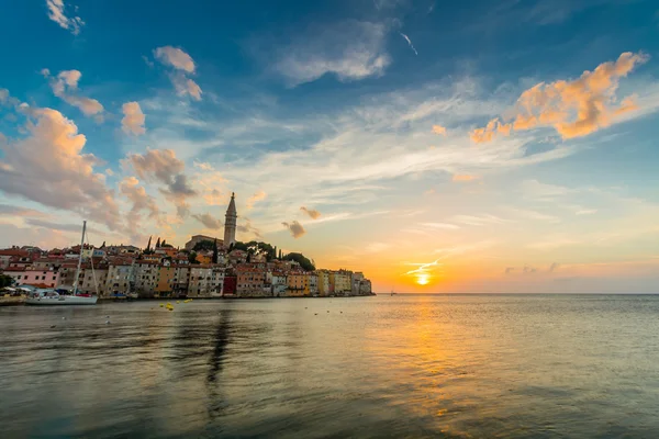 Hermosa puesta de sol en Rovinj en el mar Adriático — Foto de Stock