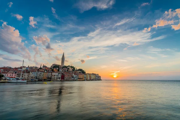 Hermosa puesta de sol en Rovinj en el mar Adriático — Foto de Stock