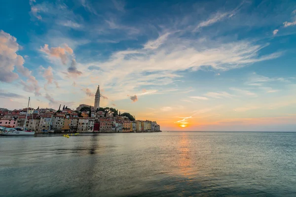 Mooie zonsondergang in Rovinj in de Adriatische Zee — Stockfoto