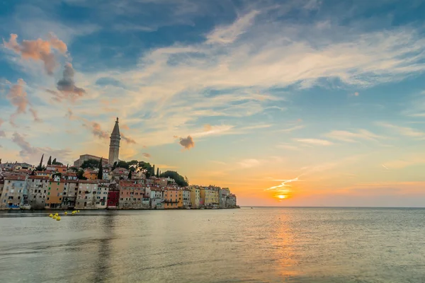 Beau coucher de soleil à Rovinj dans la mer Adriatique — Photo