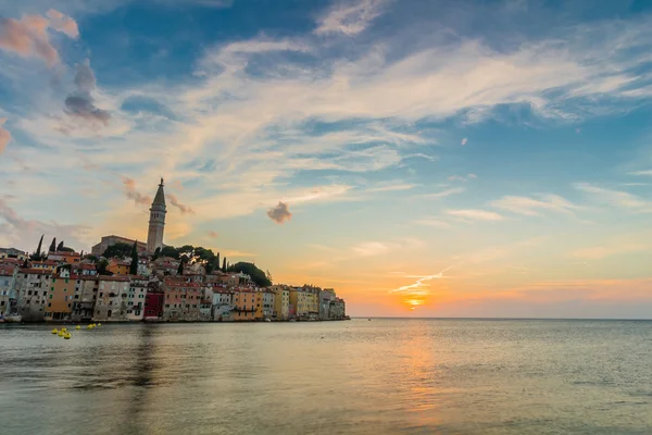 Belo pôr do sol em Rovinj no mar Adriático — Fotografia de Stock