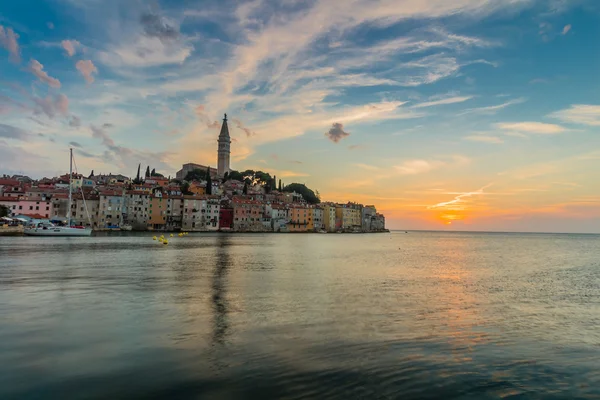 Mooie zonsondergang in Rovinj in de Adriatische Zee — Stockfoto