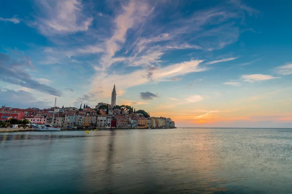 Mooie zonsondergang in Rovinj in de Adriatische Zee — Stockfoto