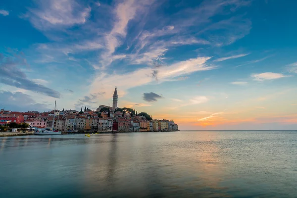 Mooie zonsondergang in Rovinj in de Adriatische Zee — Stockfoto