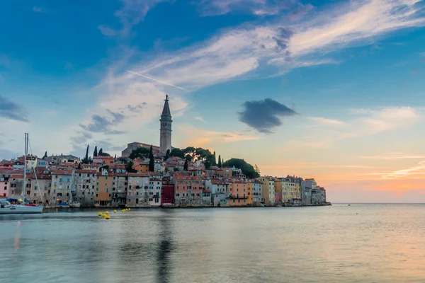 Mooie zonsondergang in Rovinj in de Adriatische Zee — Stockfoto