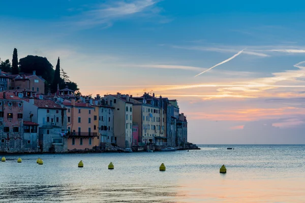 Krásný západ slunce v Rovinj v Jaderském moři — Stock fotografie