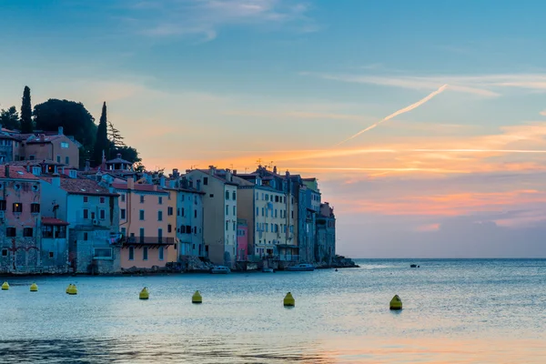 Mooie zonsondergang in Rovinj in de Adriatische Zee — Stockfoto